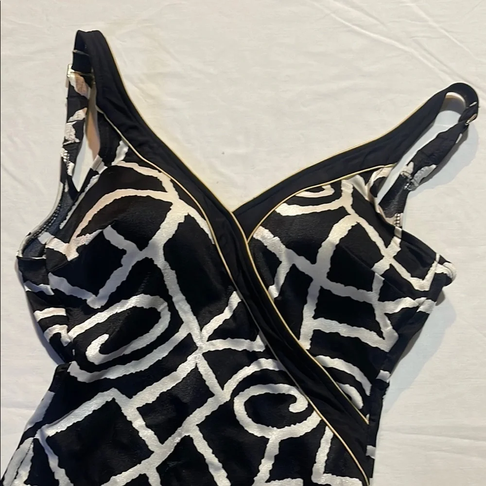 Black and White Geometric One-Piece Swimsuit - Picture 5 of 11